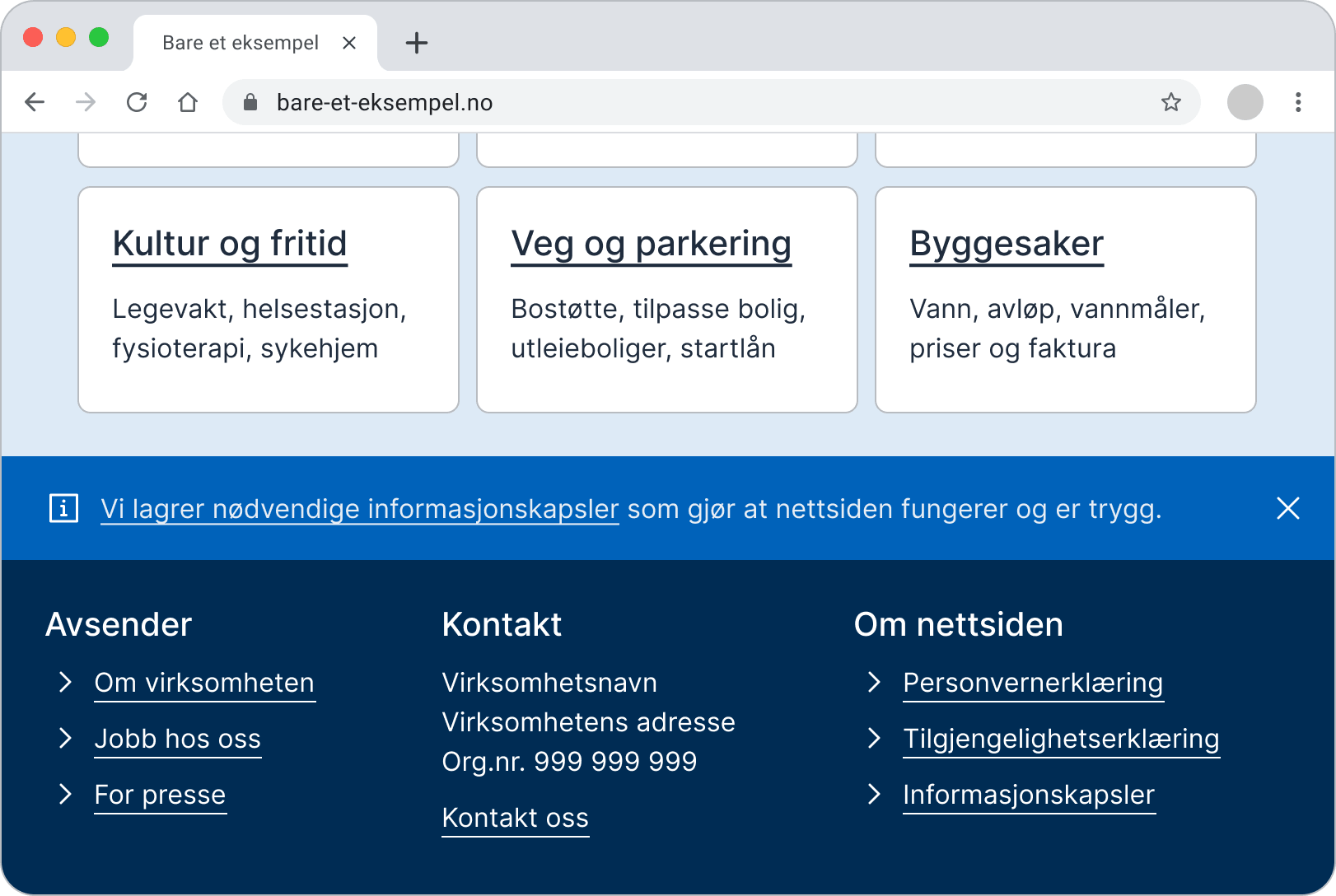 En nettside der en blå informasjonslinje ligger rett over bunnteksten. Linjen har et informasjonsikon, lenketeksten «Vi lagrer nødvendige informasjonskapsler» og teksten «som gjør at nettsiden fungerer og er trygg.» Til høyre ligger en lukkeknapp. Footeren under viser lenkegrupper som «Avsender», «Kontakt» og «Om nettsiden».